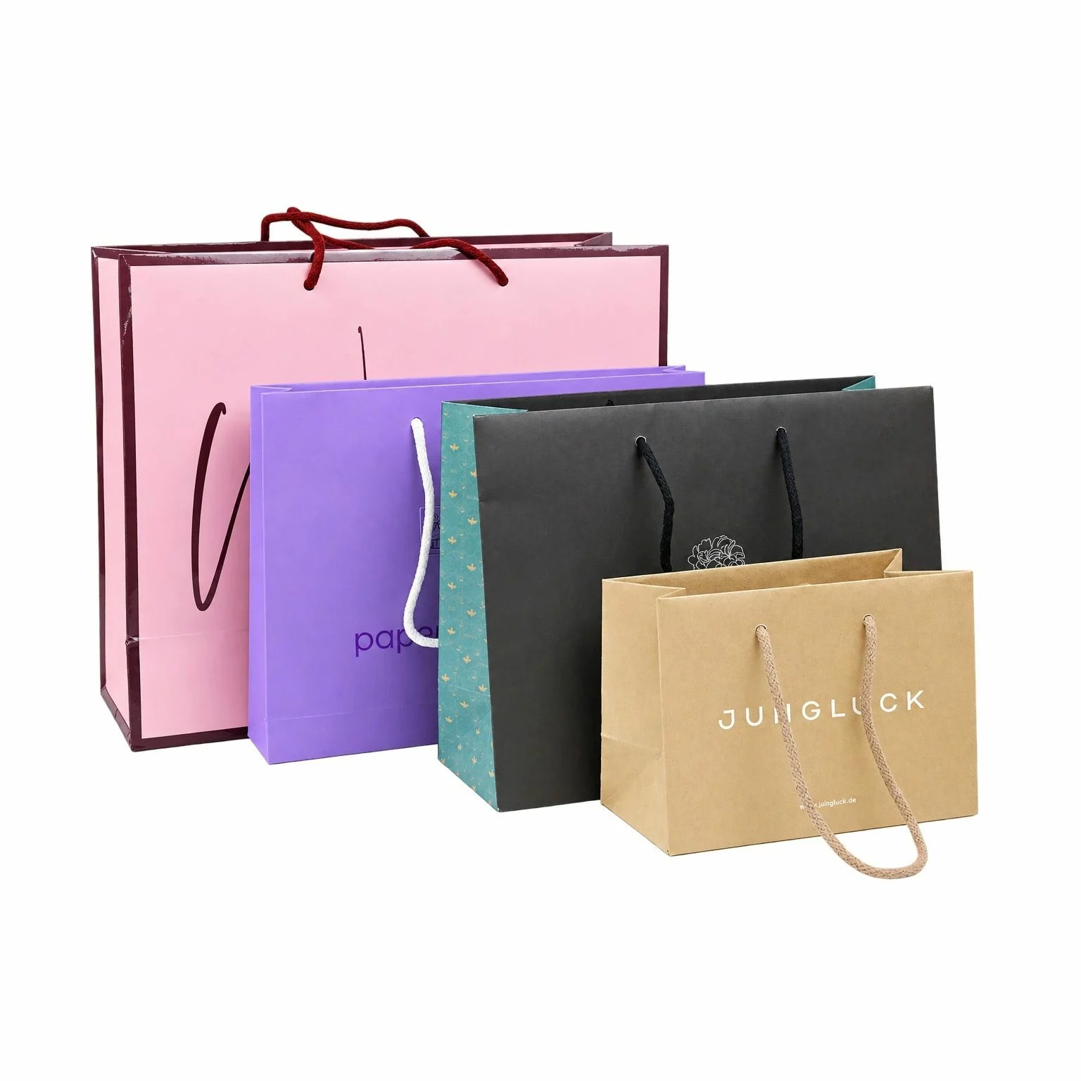 Cinq sacs de shopping en papier et carton de différentes couleurs avec des poignées cordées, arrangés en perspective décroissante
