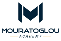 Logo Mouratoglou Academy avec emblème stylisé en bleu marine et texte en noir