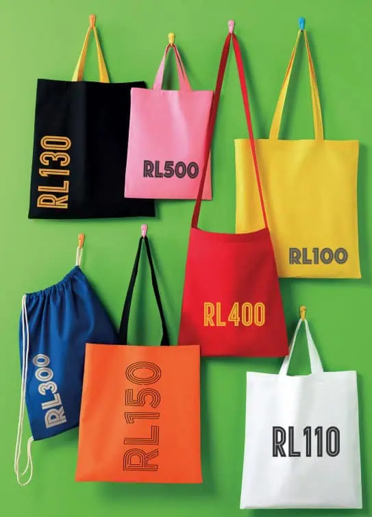 Sept sacs de shopping colorés affichant des prix en ringgits malais, disposés sur un fond vert vif.